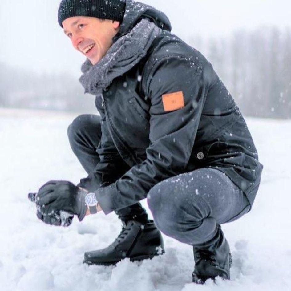 Miesten musta nahkakenkä talvikeleihin pitopohjalla